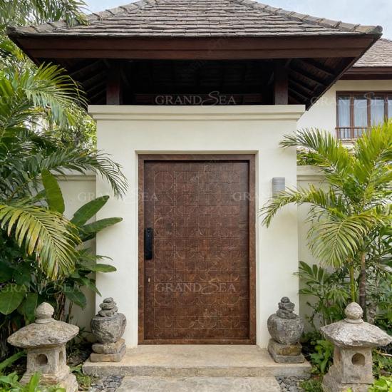 باب محوري منحوت ثلاثي الأبعاد